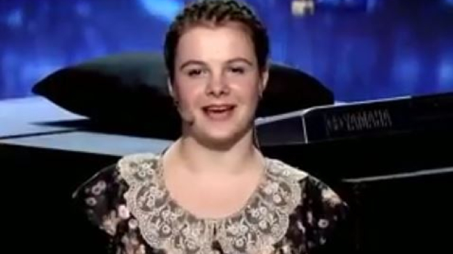 Le-a oferit tuturor o lecție de viață. O tânără fără mâini a cântat incredibil de frumos la pian