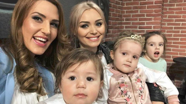 Așa mame, așa fiice! Mai multe mămici notorii din țară au defilat pe podium alături de micuțele lor