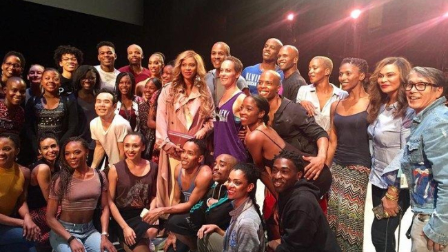 Беременная Бейонсе удивила юных учеников танцевальной школы своей мамы