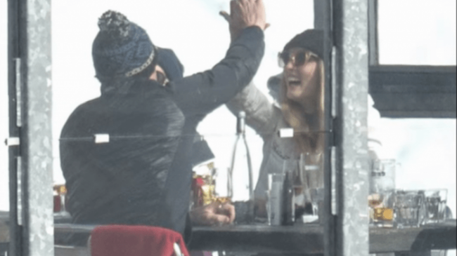 Prințul William, alături de un model australian și alți prieteni, la schi