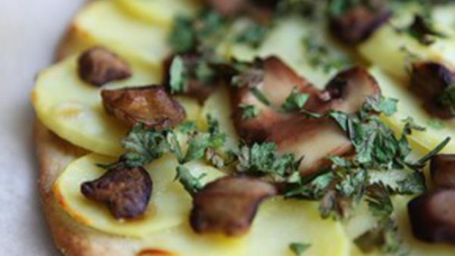 Пицца с картофелем и грибами