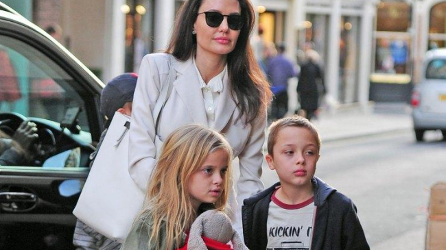 Девятилетние близнецы Анджелины Джоли выглядят изможденными