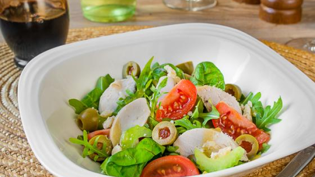 Salată de pui copt cu măsline și dressing de muștar