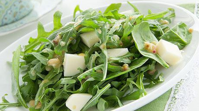 Salată de ruccola cu semințe de pin