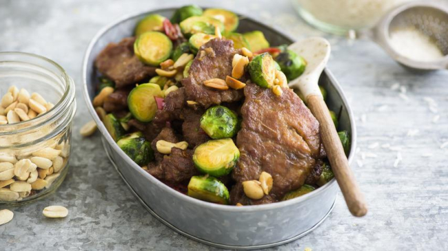 Carne de porc cu varză de Bruxelles și alune