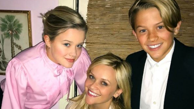 Риз Уизерспун устроила шумную вечеринку с детьми в честь 41-летия