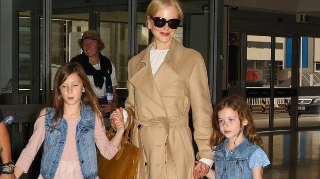 Николь Кидман появилась в аэропорту Сиднея с повзрослевшими дочками