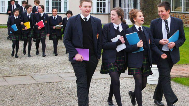 В британской школе детям запретили пропускать уроки из-за болезни