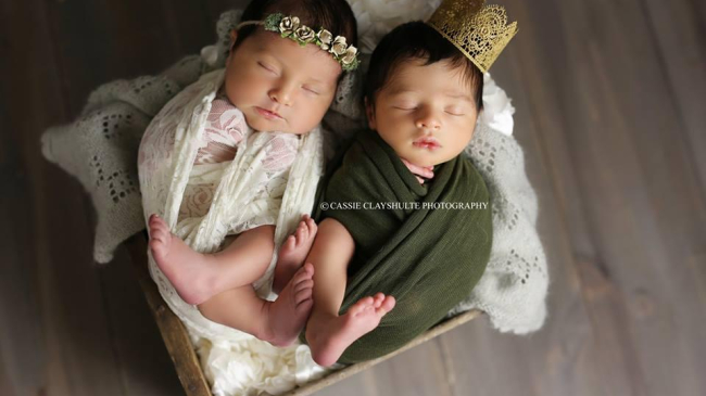 Doi micuți  au venit pe lume la același spital și au participat la o ședință foto