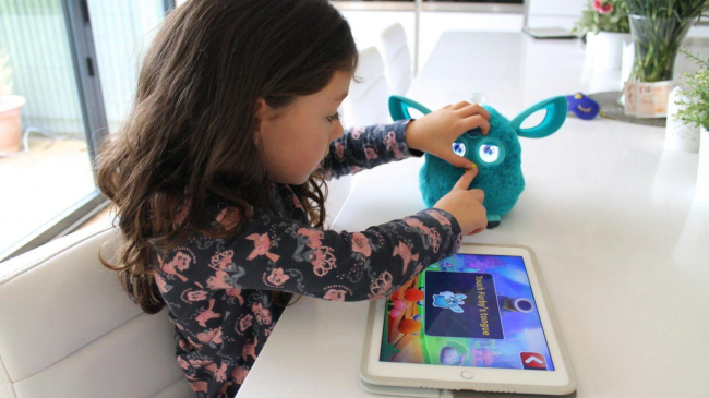 Cât de folositoare sau dăunătoare sunt jucăriile interactive: sfaturi și recomandări