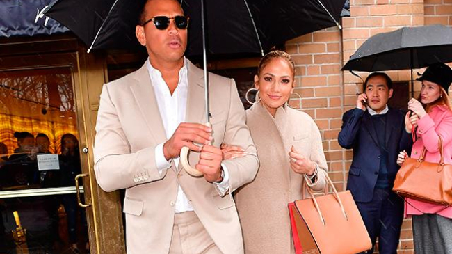 J Lo, mai fericita ca oricand la bratul noului iubit. Ipostaza in care i-au surprins paparazzi