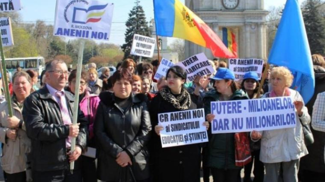 Profesorii ies din nou la protest