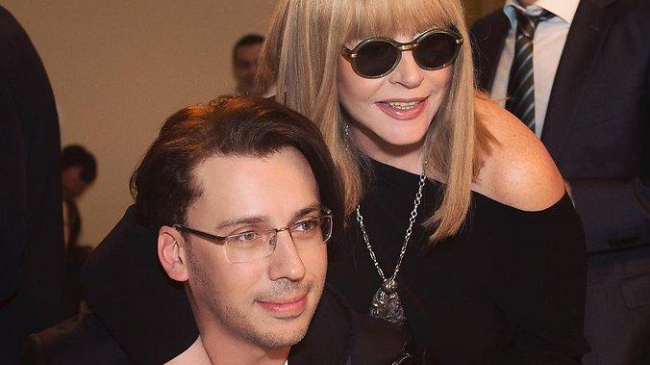 67-летняя Алла Пугачева пришла на день рождения внучки в коротких шортах