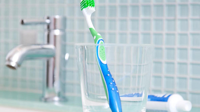 Pericolul din periuţele de dinţi. De ce nu este bine să le ţinem în baie