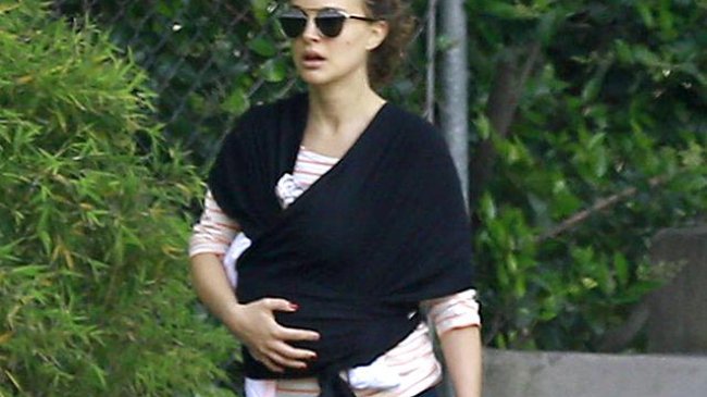 Натали Портман вышла с новорожденной дочерью на прогулку по Лос-Анджелесу