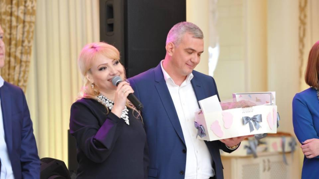 Family portrait: Adriana Ochișanu și Sergiu Zmeu