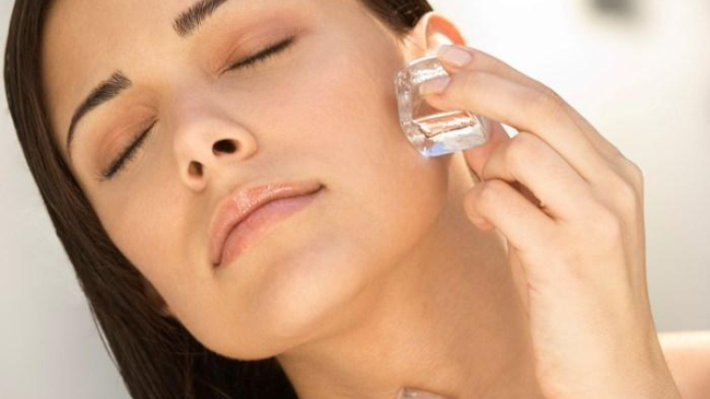 Cosmetice de casă: 3 rețete de gheață cosmetică pentru întinerirea pielii