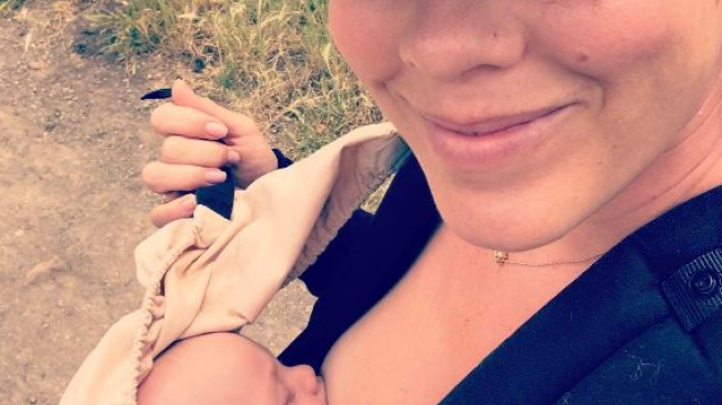 Cântăreața Pink și-a alăptat copilul în stradă: ”Plimbarea ne provoacă sete”