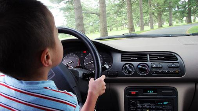 Un băieţel de 8 ani şi-a dus surioara de 4 ani la restaurant cu maşina