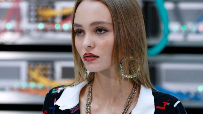 17-летняя Лили-Роуз Депп встречается с разведенным мужчиной назло родителям