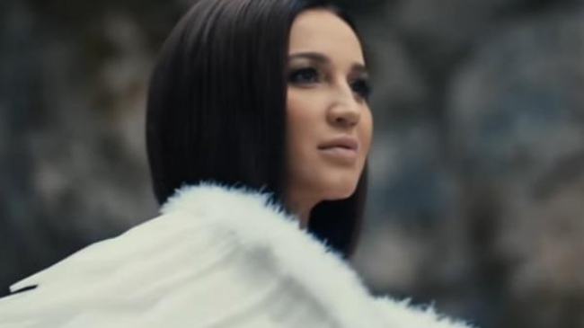 Ольга Бузова сожгла свое свадебное платье в клипе «Люди не верили»