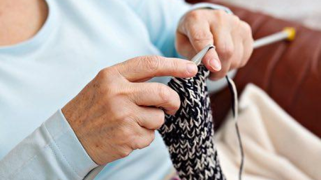 Бабушка-мастерица связала внуку неприличный подарок