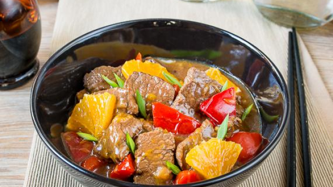 Carne de vițeluș cu portocale și ardei dulce