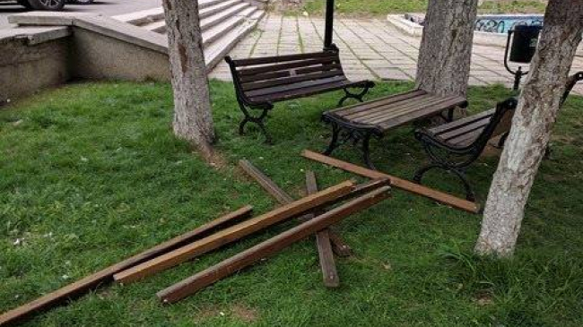 Bănci distruse în scuarul Teatrului „A. P. Cehov”
