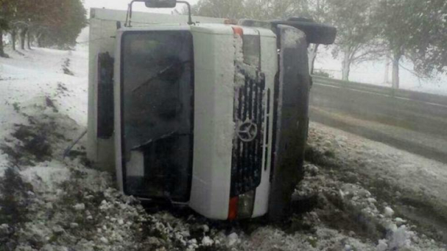 Микроавтобус с учениками из Единец перевернулся на дороге