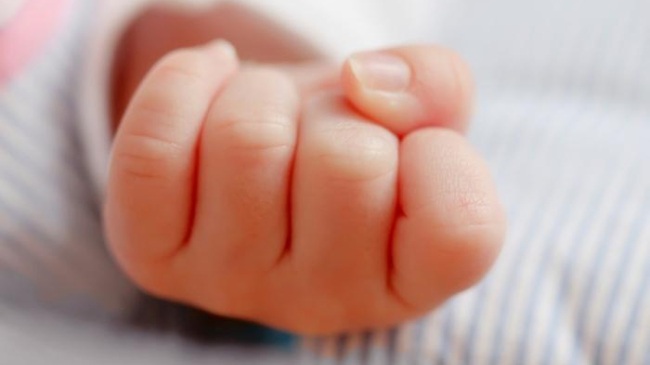 În Orhei, un bebeluș de doar 2 luni a murit în timp ce mama îl alăpta. Femeia a adormit