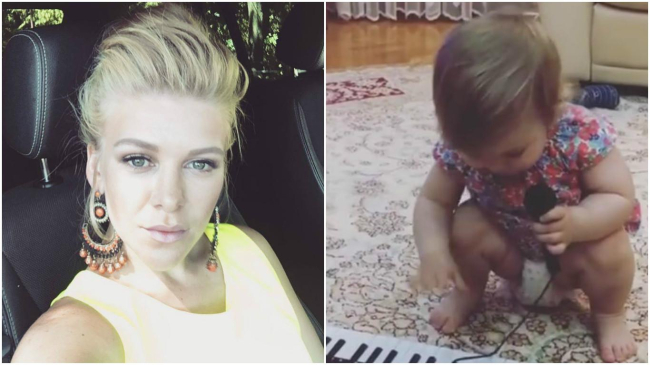 Fetița Karizmei îi calcă pe urme! Cât de bine știe să cânte Daria la pian