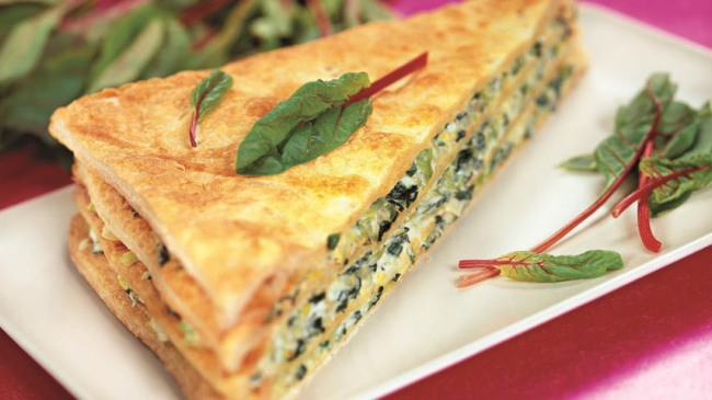 Napoleon cu spanac, frunze de leurdă și varză