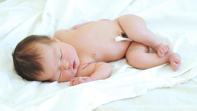 На что способен новорожденный: девять вещей, которые ребенок делает в первые часы жизни