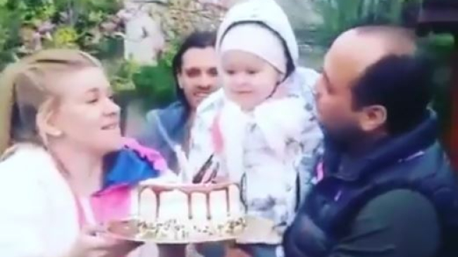 Video! Fiica Karizmei se bucură de tortul aniversar, alături de părinții ei!