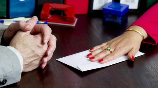 Părinții care oferă cadouri sau bani profesorilor și educatorilor vor sta după gratii!