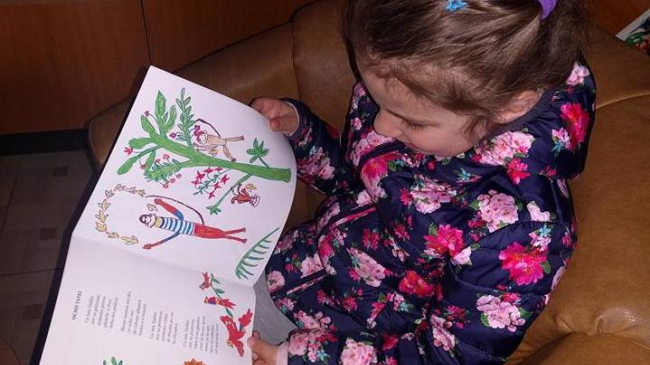 O fetiță de 4 ani din Chișinău, ilustratoarea cărții "Caruselul primăverii" lansată la editura Prut Internațional!