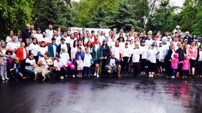 Zeci de persoane au alergat prin ploaie pentru a susține femeile care suferă de cancer mamar!