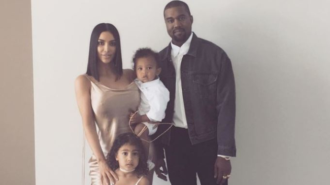 Ким Кардашьян поделилась пляжной фотографией с детьми