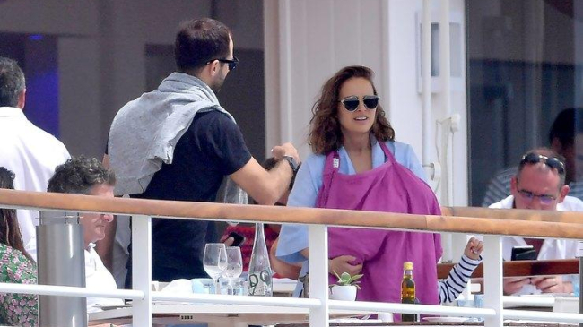 Paparazzi au fotografiat-o pe fiica nou-născută a actriței Natalie Portman