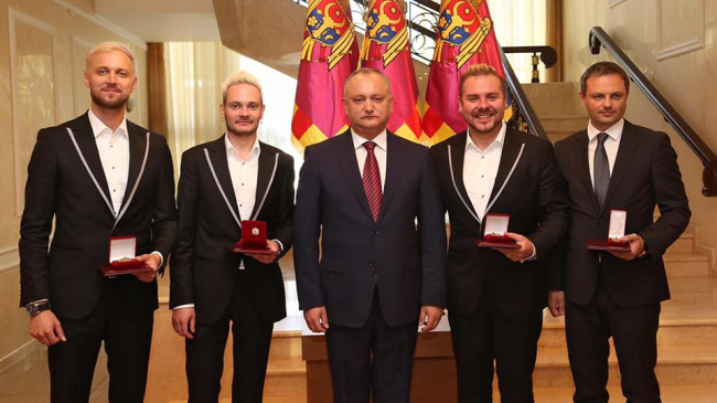 Locul 3 la Eurovision nu le-a adus doar faimă. Trupa Sunstroke Project a fost decorată cu „Ordinul Republicii”