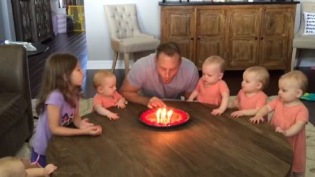 Отец 6 дочек задул свечи на торте — реакция девочек просто уморительна!