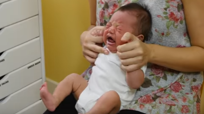 Plânge şi nu mai ştii ce să-i faci? Un pediatru te învaţă cum poţi face bebeluşul să se oprească instant