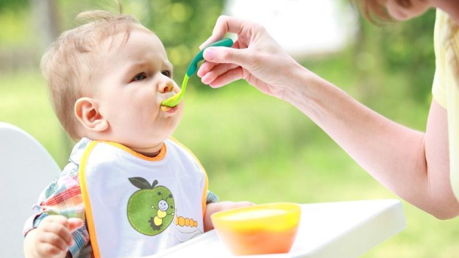 Ученые призвали родителей не кормить детей с ложки