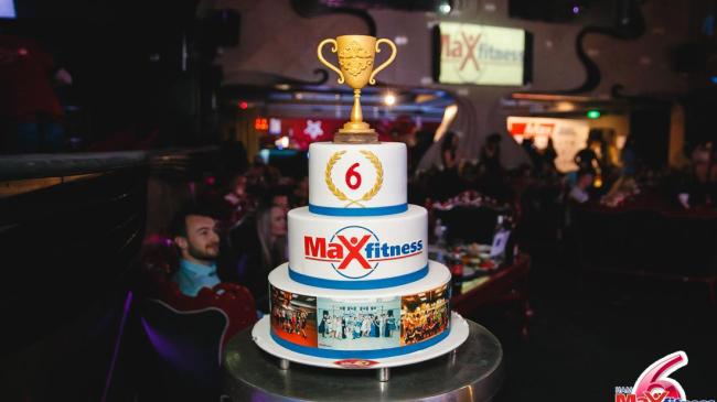 Торт с чемпионским кубком! Кто заслужил?