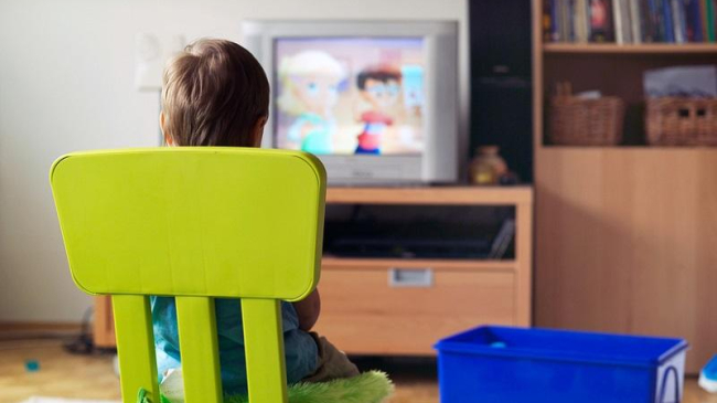 Ученые описали связь между телевизором в спальне и детским ожирением