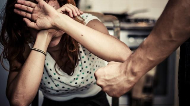 12 000 de femei au cerut ajutor la telefon după ce au fost agresate fizic sau sexual