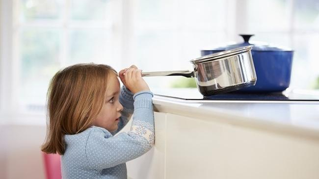 La ce vârstă pot rămâne copiii singuri acasă