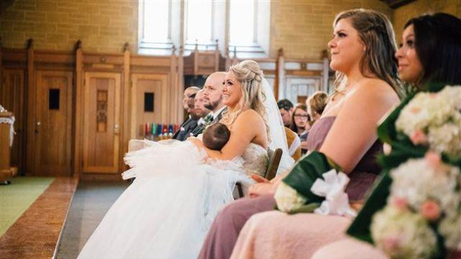 O mireasă și-a alăptat bebelușul la altar. Imaginile au devenit virale!