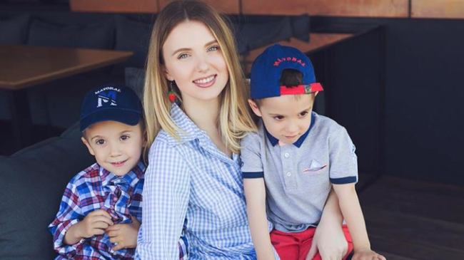 Cât este de frumos să fii mamă! Olga Manciu și gemenii ei au pozat împreună