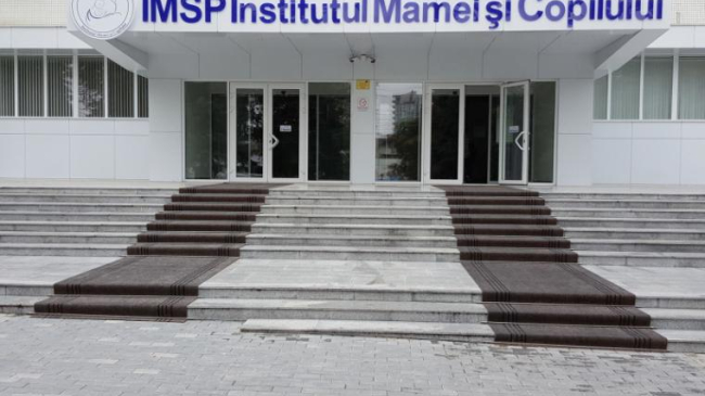 Un prunc de numai două luni, spitalizat într-o cameră unde “taracanii se simt ca la ei acasă”